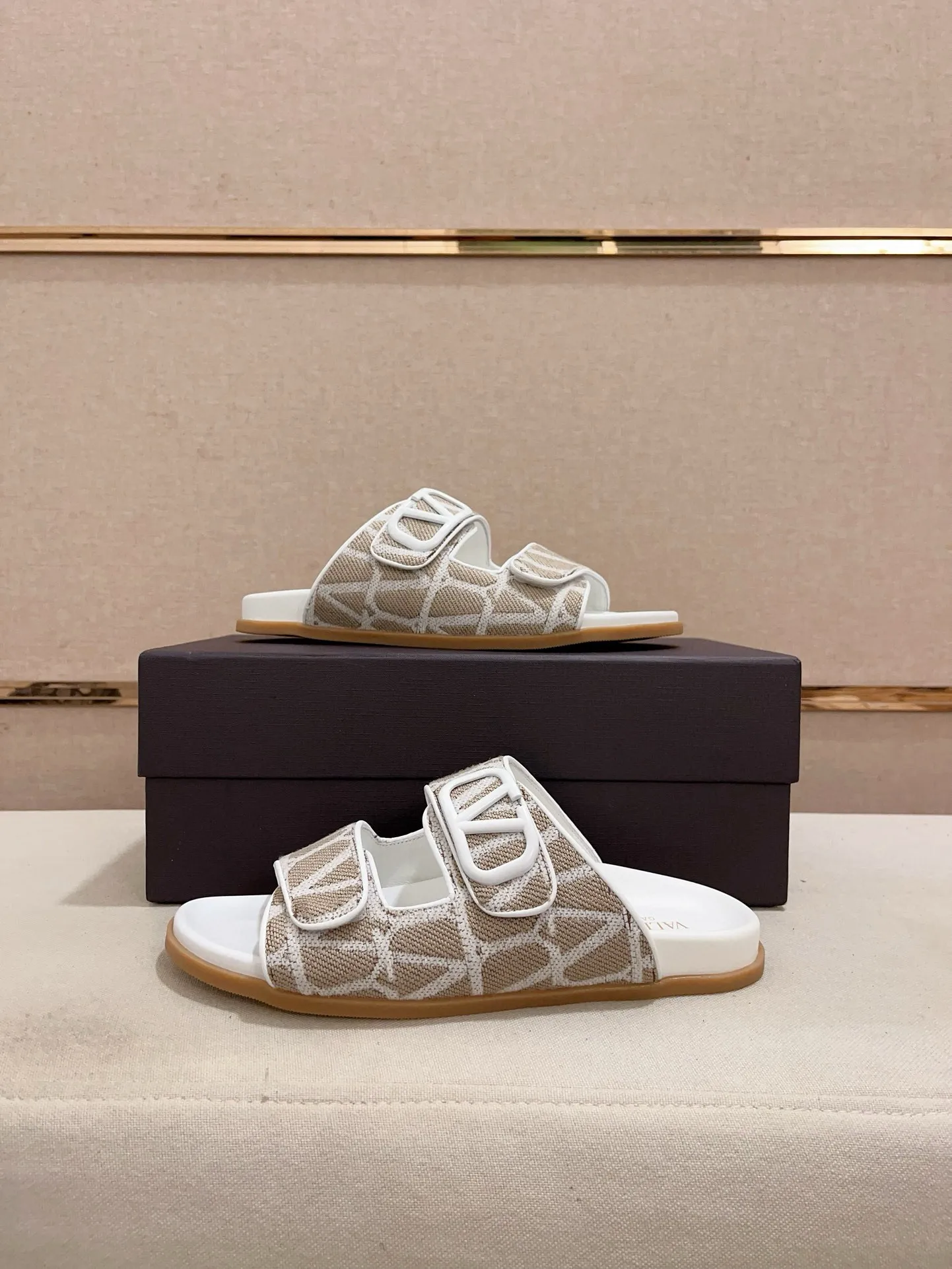 Men's shoes💰: 440💰[Valentino] New men's boutique slippers, counter quality, classic plaid, the actual workmanship is quite complex🔰The uppers are made of imported fabrics➕🐑Sheepskin lining, which tests the craftsman's craftsmanship➕original PU outsole. Size: 38-44 (45 can be customized, non-refundable)
